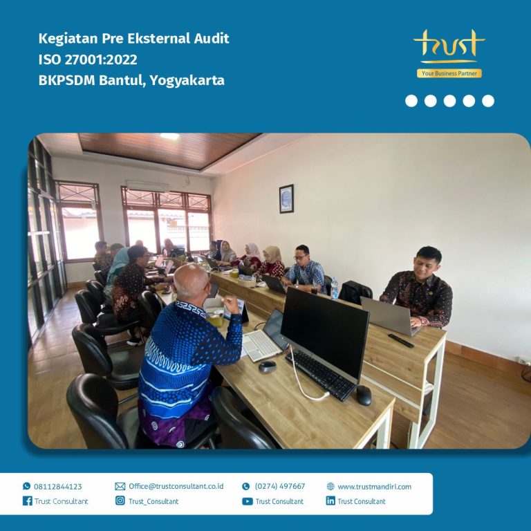 Kegiatan Pre Eksternal Audit ISO 27001:2022 di BKPSDM Bantul, Yogyakarta, dengan pendampingan dari tim Trust Consultant, menunjukkan sesi diskusi dan review dokumen sistem manajemen keamanan informasi.