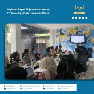 Rapat Tinjauan Manajemen di PT. Teknologi Kode Indonesia (TLab) yang membahas evaluasi kinerja dan perencanaan peningkatan sistem manajemen perusahaan.