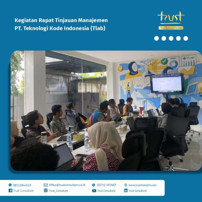 Rapat Tinjauan Manajemen di PT. Teknologi Kode Indonesia (TLab) yang membahas evaluasi kinerja dan perencanaan peningkatan sistem manajemen perusahaan.