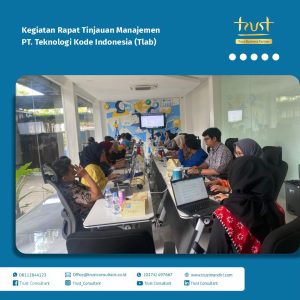 Rapat Tinjauan Manajemen di PT. Teknologi Kode Indonesia (TLab) yang membahas evaluasi kinerja dan perencanaan peningkatan sistem manajemen perusahaan.
