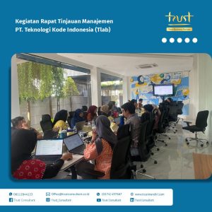 Rapat Tinjauan Manajemen di PT. Teknologi Kode Indonesia (TLab) yang membahas evaluasi kinerja dan perencanaan peningkatan sistem manajemen perusahaan.